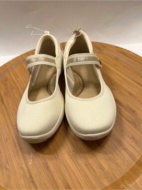 J Sport Cream Mary Jane Comfort Shoes Size 7.5 NWOT or Box